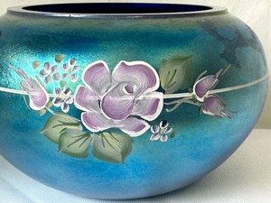 lot 15 image: Fenton Glass 2001 FACTORY SAMPLE Rose Bowl, Very Rare