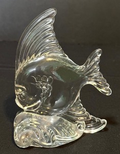 lot 17 image: Vintage 1940s Heisey Glass Fish FigurineBookend