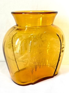 lot 19 image: RARE Vintage Asian Designed Amber Etched Jar