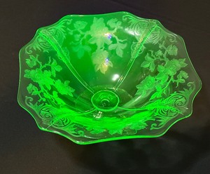 lot 1 image: Vintage Cambridge Apple Blossom Light Emerald Uranium Glass Ft Bowl, 11