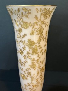 lot 2 image: Vintage Cambridge Glass Crown Tuscan Rose Point Etched Gold Encrusted Vase
