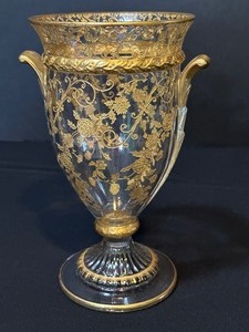 lot 4 image: Vintage Cambridge Urn Vase wGold Etched Elaine