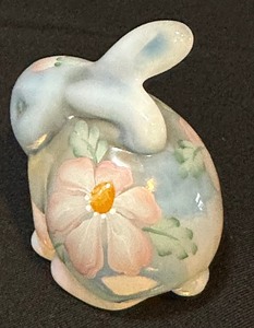 lot 43 image: Vintage Hand Painted Fenton Rabbit Figurine
