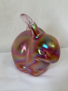lot 62 image: Fenton Pink Iridescent Rabbit  Figurine