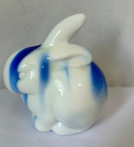 lot 64 image: Blue and White Fenton Slag Glass Fenton Rabbit Figurine