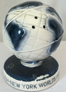 lot 125 image: Vintage 1964 New York World Fair Salt and Pepper Shakers