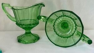 lot 126 image: Vintage Green Heisey Moongleam Sugar and Creamer Set