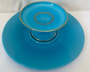 lot 129 image: Cambridge Glass Azurite with Gold Cheese and Cracker Set