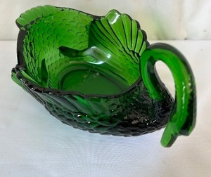 lot 73 image: Vintage Cambridge Glass Dark Emerald 6 Swan