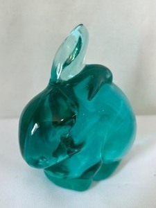 lot 75 image: Turquoise Fenton Glass Rabbit Figurine