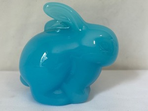 lot 61 image: Beautiful Blue Fenton Bunny Figurine