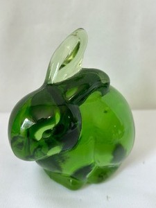 lot 77 image: Beautiful Fenton Green Glass Bunny Figurine