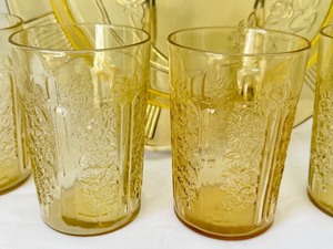 lot 171 image: Vintage Yellow Depression Sharon Pattern Tumblers and Cake Plate