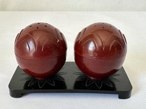 lot 157 image: Vintage Art Deco Bakelite Salt and Pepper Shaker Set