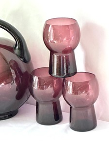 lot 148 image: Vintage Cambridge Amethyst Glass Pitcher and Tumbler Set