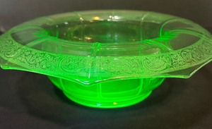 lot 8 image: Rare Vintage Cambridge Lt Emerald Uranium Glass Decagon Spittoon Bowl, 13