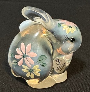 lot 35 image: Vintage Hand Painted Fenton Rabbit Figurine