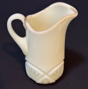 lot 34 image: Vintage Heisey Pineapple and Fan Custard Glass Pitcher