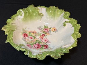 lot 32 image: Antique RS Prussia Bowl
