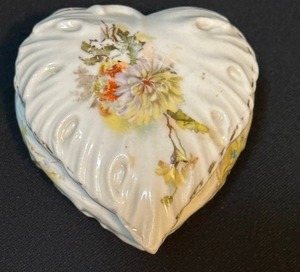 lot 7 image: Antique Heart Shaped RS Prussia Trinket Box