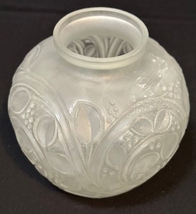 lot 23 image: Vintage Cambridge Glass Satin Everglades Vase