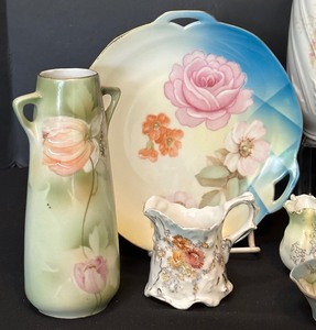lot 256 image: Variety of Vintage and Antique Glassware