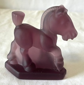 lot 233 image: Pair of Heisey by Imperial Oscar Sparky Plug Horse Heather 1980 with Date Error