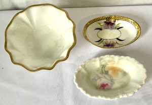 lot 207 image: Vintage Individual Nut  Almond Dishes