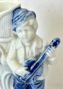 lot 282 image: Petite German Delft Vase
