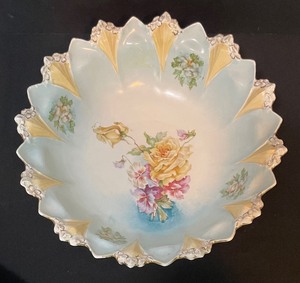 lot 284 image: Two RS Prussia Serving Pieces