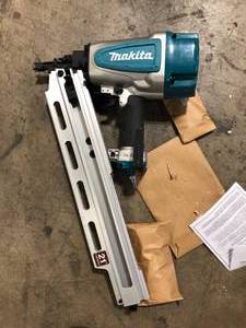Makita Pneumatic 3-12 in. 21° Full Round Head Framing Nailer Customer Returns See Pictures
