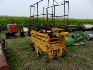 lot 7 image: Flying Tiger Upright Manlift, has an 800 lb. Capacity, There are no Batteries with this Unit, Operating Condition Unknown