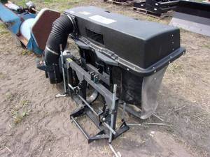 lot 12 image: John Deere Rear Mounted Bagger with Honda Engine - Engine doesnt turn over