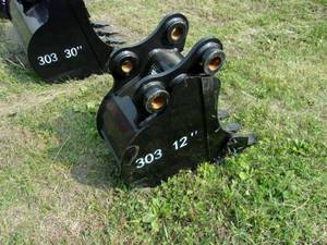 lot 29 image: New Landhonor 12-inch Mini Excavator Bucket - Fits a CAT 303