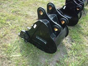 lot 32 image: New Landhonor 18-inch Mini Excavator Bucket - Fits a CAT 305
