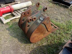 lot 35 image: Used 24-inch Backhoe Bucket - Fits a Ford 655E