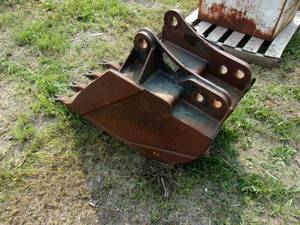 lot 37 image: Used 24-inch Backhoe Bucket - Fits a New Holland 895