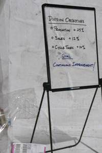 lot 7 image: Quartet 34 x 27 White Board Flip Chart Easel