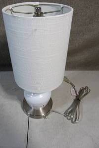 lot 91 image: 16 White USB Table Lamp