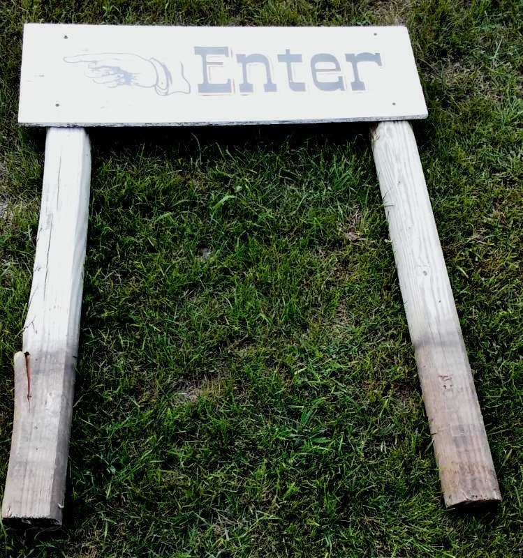 lot 735 image: Misc. Entertaining Decor and More. See Pics