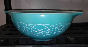 lot 513 image: Vintage 1950s Turquoise Scroll Mixing Bowl. 2.5 qt.