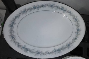 lot 516 image: Style House Fine China, Duchess Pattern.