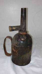 lot 545 image: Vintage Genuine Cannon Oiler.