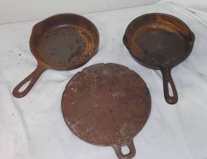 lot 558 image: Cast Iron Pans and Hot Plate (2).