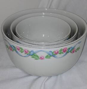 lot 571 image: Vintage Ceramic Nesting Bowls (3)