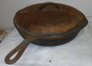 lot 719 image: Cast Iron Skillet