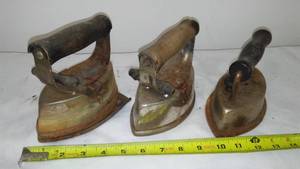 lot 721 image: Sad and Sod Irons (3).