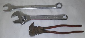 lot 757 image: Pro-mate Wrench and Nail Puller.