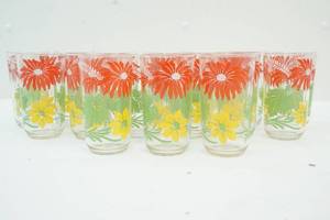 lot 104 image: Glasses Flower Design