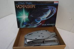 lot 220 image: Star Trek Voyager Motel Kit 1995